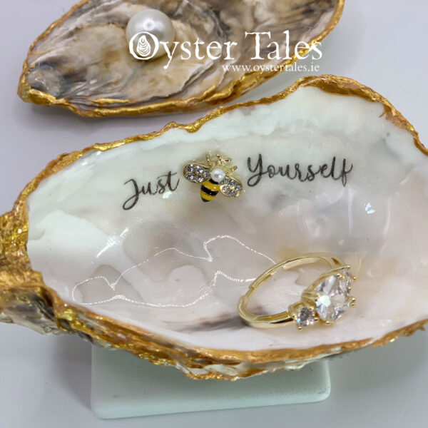 Justr Bee Yourself - Oyster shell ring/trinket box